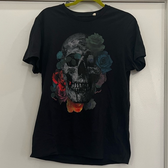 Guess Black Unisex Tee with Skull and Floral Design - Picture 2 of 6